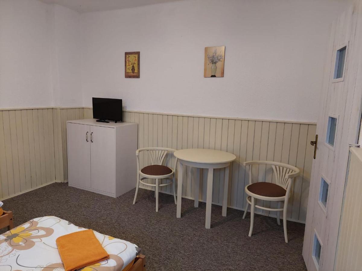 Penzion Mansky Dvur Dolni Zandov Exteriör bild